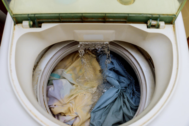 描述: Internal view of a washing machine drum during wash Premium Photo