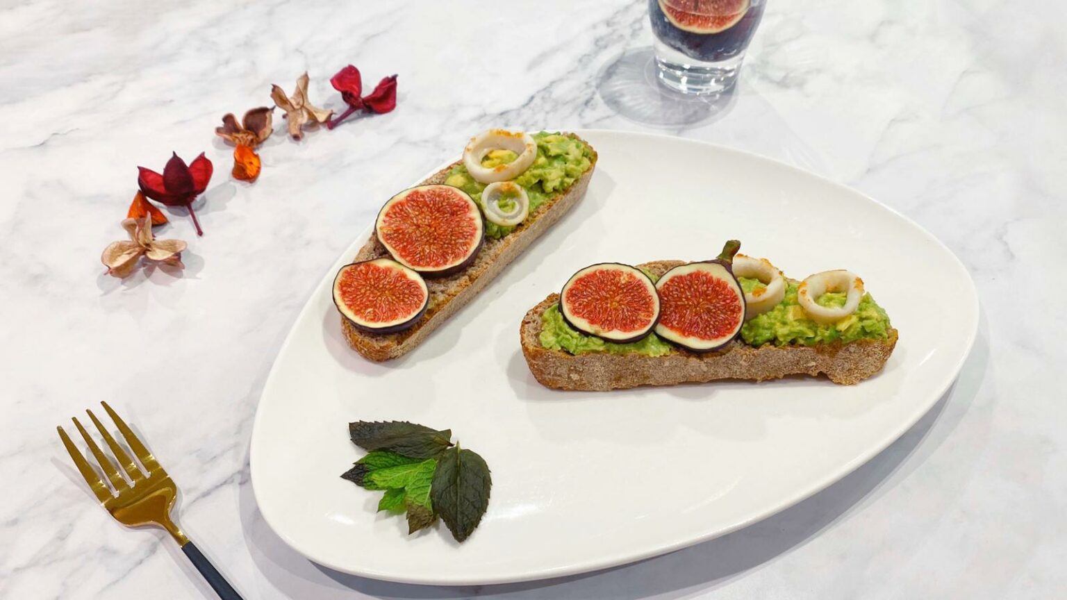 抗疫食譜】時令無花果配海鮮牛油果黑麥麵包抗氧化早餐｜認可營養師吳耀芬Kathy - 新城健康＋